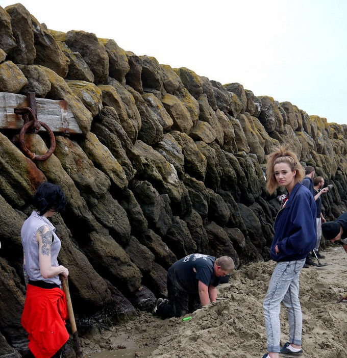Художник закопал на пляже слитки золота, выкопать которые мог каждый Художник закопал на пляже слитки золота, Майкл Сэйлсторфер, Michael Sailstorfer