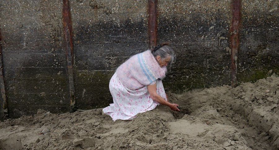 Художник закопал на пляже слитки золота, выкопать которые мог каждый Художник закопал на пляже слитки золота, Майкл Сэйлсторфер, Michael Sailstorfer