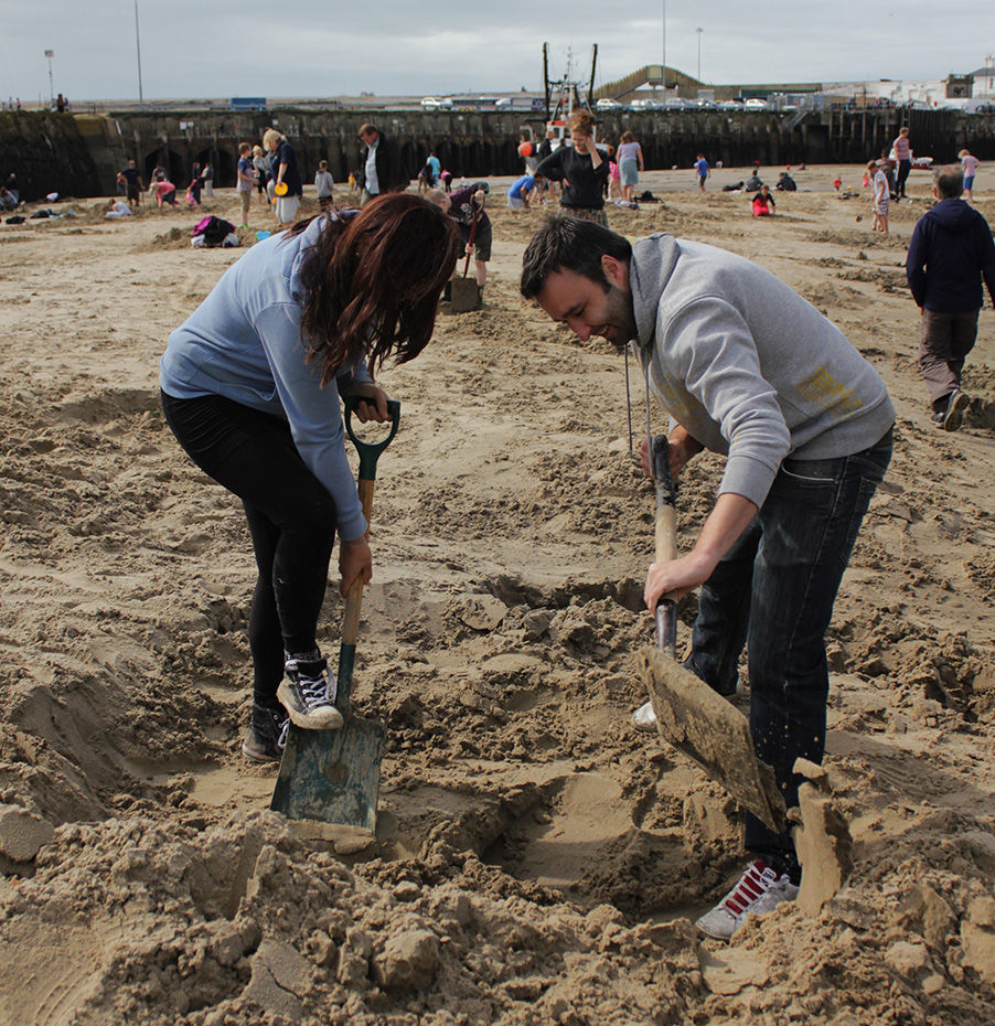Художник закопал на пляже слитки золота, выкопать которые мог каждый Художник закопал на пляже слитки золота, Майкл Сэйлсторфер, Michael Sailstorfer