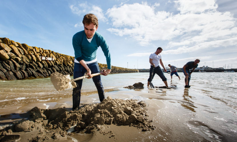 Художник закопал на пляже слитки золота, выкопать которые мог каждый Художник закопал на пляже слитки золота, Майкл Сэйлсторфер, Michael Sailstorfer
