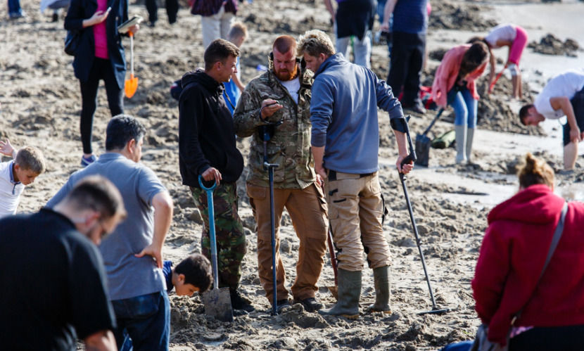 Художник закопал на пляже слитки золота, выкопать которые мог каждый Художник закопал на пляже слитки золота, Майкл Сэйлсторфер, Michael Sailstorfer