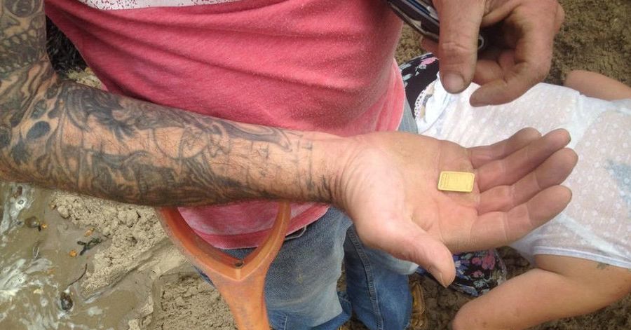 Художник закопал на пляже слитки золота, выкопать которые мог каждый Художник закопал на пляже слитки золота, Майкл Сэйлсторфер, Michael Sailstorfer