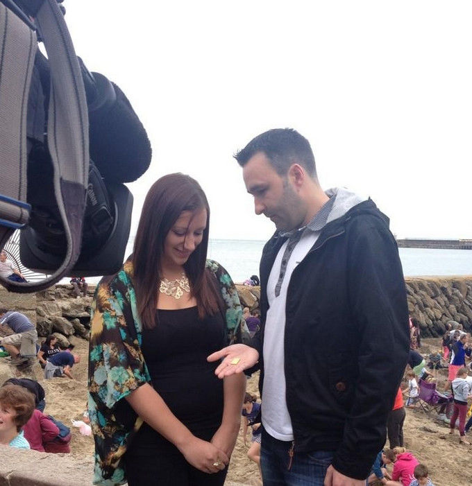 Художник закопал на пляже слитки золота, выкопать которые мог каждый Художник закопал на пляже слитки золота, Майкл Сэйлсторфер, Michael Sailstorfer