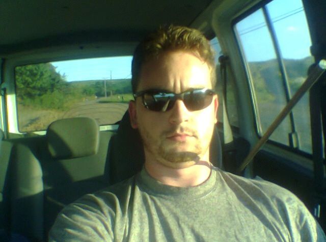 Металлический прут пробил лобовое стекло