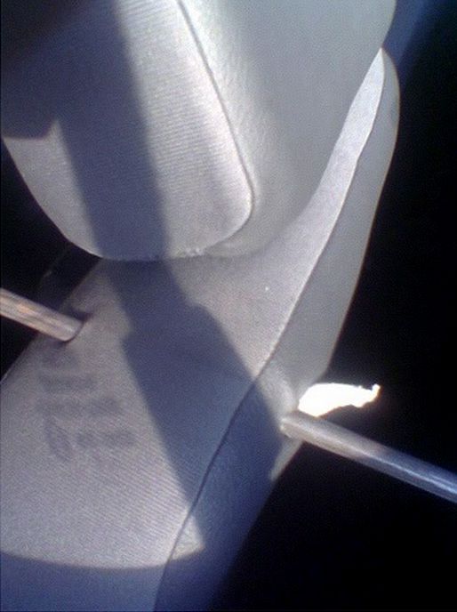 Металлический прут пробил лобовое стекло