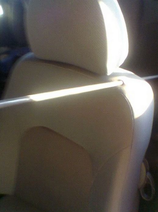 Металлический прут пробил лобовое стекло