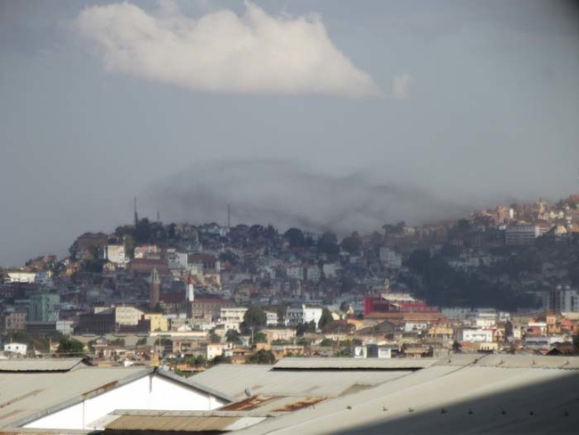 Полчища саранчи затмили небо Мадагаскара Полчища саранчи, саранча небо Антананариву, саранча в небе Мадагаскар