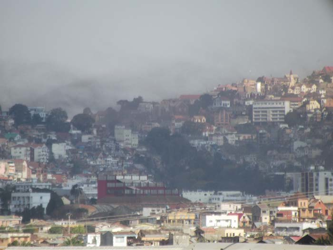 Полчища саранчи затмили небо Мадагаскара Полчища саранчи, саранча небо Антананариву, саранча в небе Мадагаскар