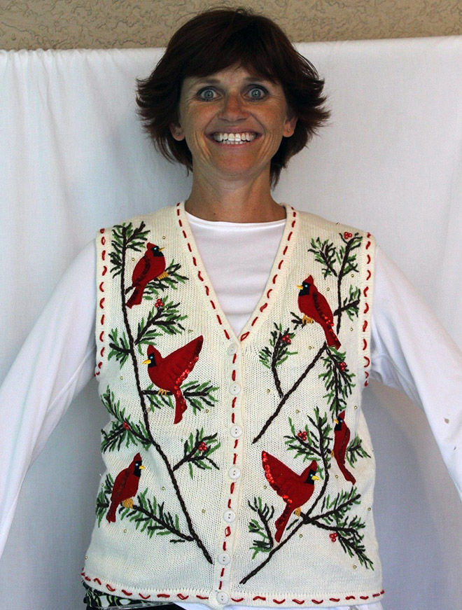 Женщина продает свитера на ebay, нашла необычный способ продает свитера на ebay, упоротыйвид женщины свитера на ebay