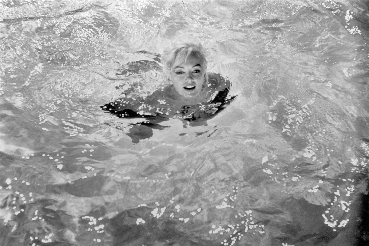 Откровенная фотосессия Мэрилин Монро в бассейне.