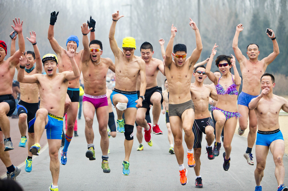 Беременная китаянка на ежегодном полуголом марафоне Undie Run.