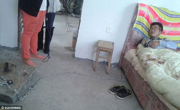 родители посадили сына на цепь, наказание за воровство, Чжуан Юань Chuang Yuan