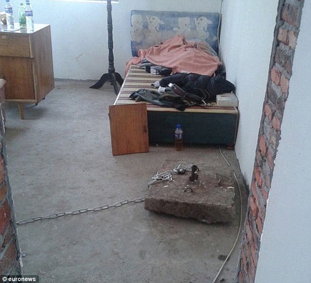 родители посадили сына на цепь, наказание за воровство, Чжуан Юань Chuang Yuan