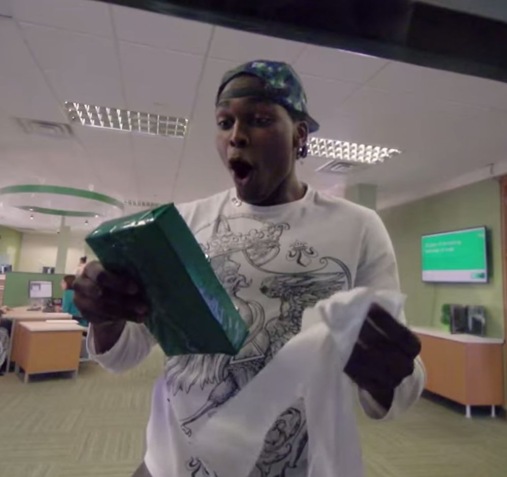 подарки от банкомата, банк поблагодарил своих клиентов,automatic thanking machine, банк сделал подарки своим клиентам