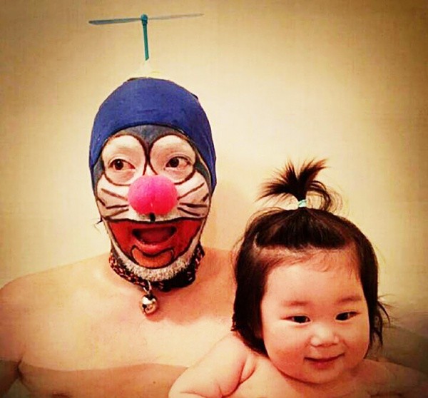 Веселый папа устраивает настоящий маскарад в ванной для своей маленькой дочери Тихиро, маскарад в ванной, косплей в ванной, переодевается в ванной для дочери