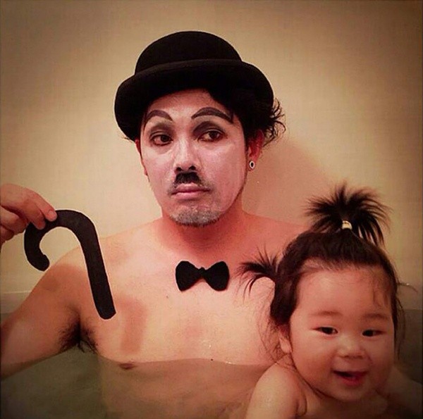 Веселый папа устраивает настоящий маскарад в ванной для своей маленькой дочери Тихиро, маскарад в ванной, косплей в ванной, переодевается в ванной для дочери