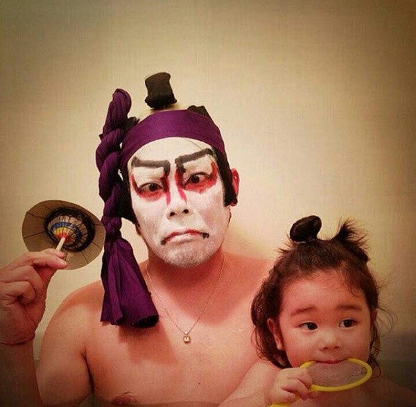 Веселый папа устраивает настоящий маскарад в ванной для своей маленькой дочери Тихиро, маскарад в ванной, косплей в ванной, переодевается в ванной для дочери