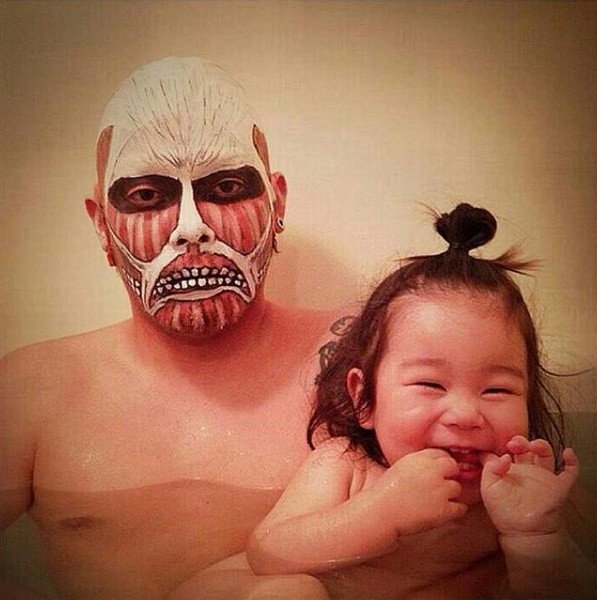 Веселый папа устраивает настоящий маскарад в ванной для своей маленькой дочери Тихиро, маскарад в ванной, косплей в ванной, переодевается в ванной для дочери