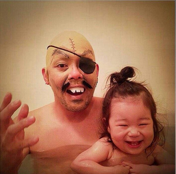 Веселый папа устраивает настоящий маскарад в ванной для своей маленькой дочери Тихиро, маскарад в ванной, косплей в ванной, переодевается в ванной для дочери