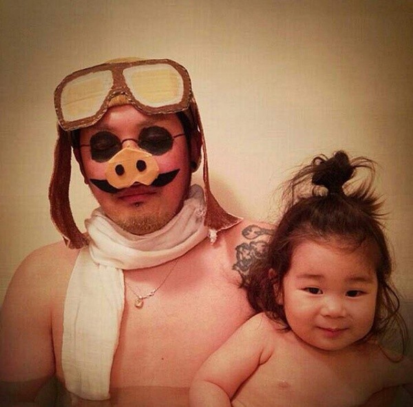 Веселый папа устраивает настоящий маскарад в ванной для своей маленькой дочери Тихиро, маскарад в ванной, косплей в ванной, переодевается в ванной для дочери