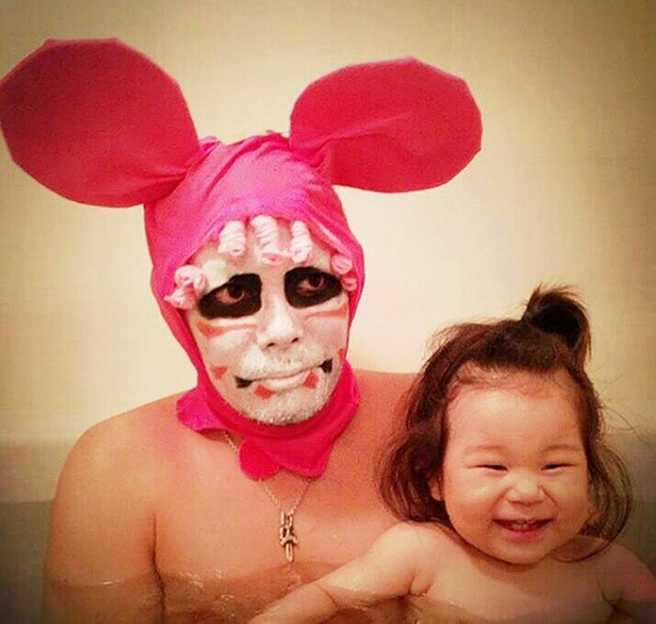 Веселый папа устраивает настоящий маскарад в ванной для своей маленькой дочери Тихиро, маскарад в ванной, косплей в ванной, переодевается в ванной для дочери