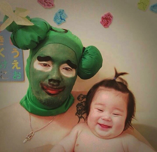 Веселый папа устраивает настоящий маскарад в ванной для своей маленькой дочери Тихиро, маскарад в ванной, косплей в ванной, переодевается в ванной для дочери