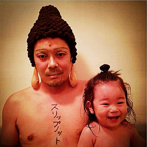 Веселый папа устраивает настоящий маскарад в ванной для своей маленькой дочери Тихиро, маскарад в ванной, косплей в ванной, переодевается в ванной для дочери