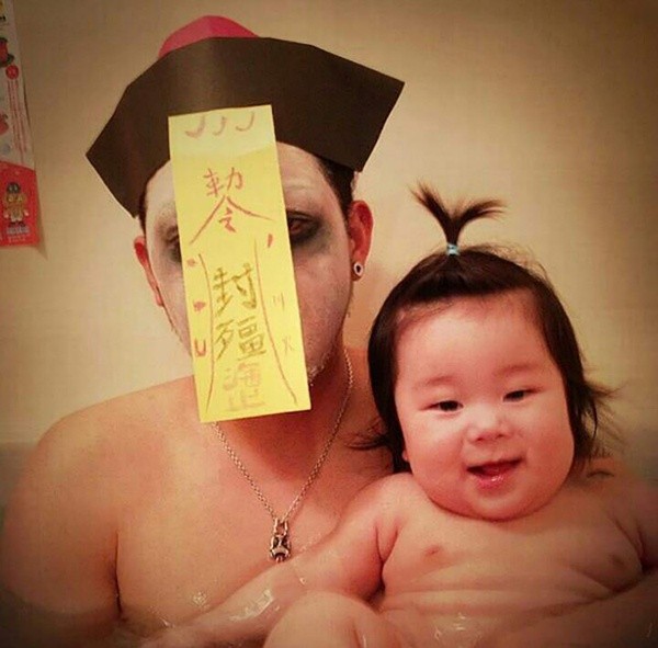 Веселый папа устраивает настоящий маскарад в ванной для своей маленькой дочери Тихиро, маскарад в ванной, косплей в ванной, переодевается в ванной для дочери