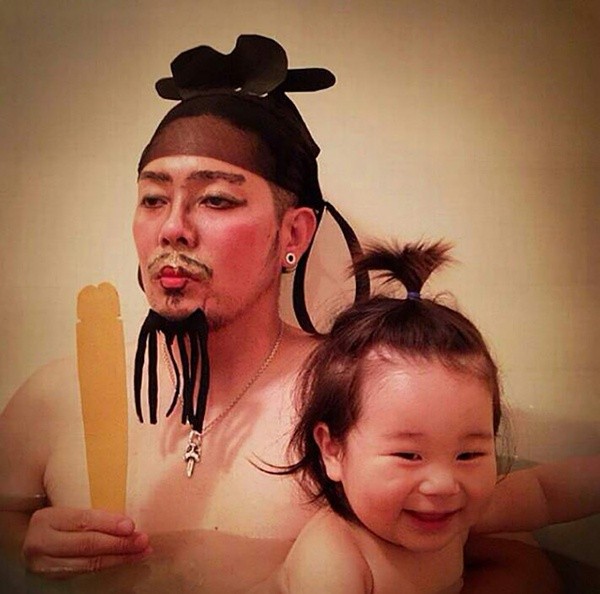 Веселый папа устраивает настоящий маскарад в ванной для своей маленькой дочери Тихиро, маскарад в ванной, косплей в ванной, переодевается в ванной для дочери