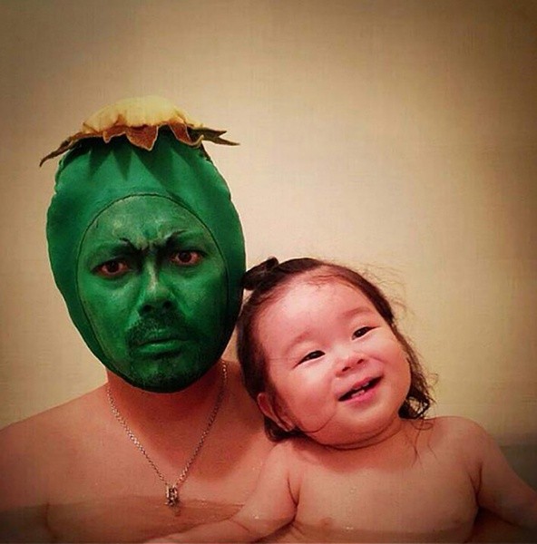 Веселый папа устраивает настоящий маскарад в ванной для своей маленькой дочери Тихиро, маскарад в ванной, косплей в ванной, переодевается в ванной для дочери