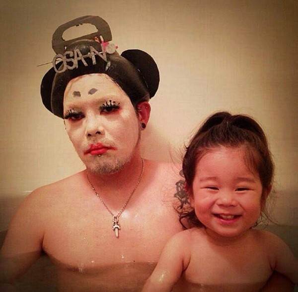 Веселый папа устраивает настоящий маскарад в ванной для своей маленькой дочери Тихиро, маскарад в ванной, косплей в ванной, переодевается в ванной для дочери