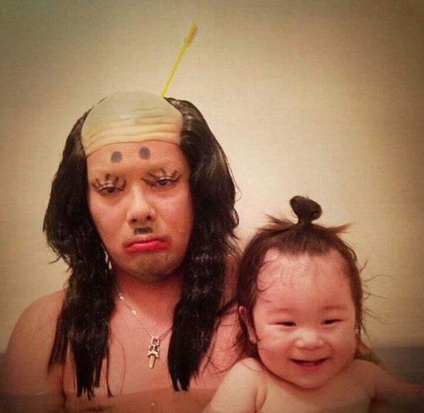 Веселый папа устраивает настоящий маскарад в ванной для своей маленькой дочери Тихиро, маскарад в ванной, косплей в ванной, переодевается в ванной для дочери