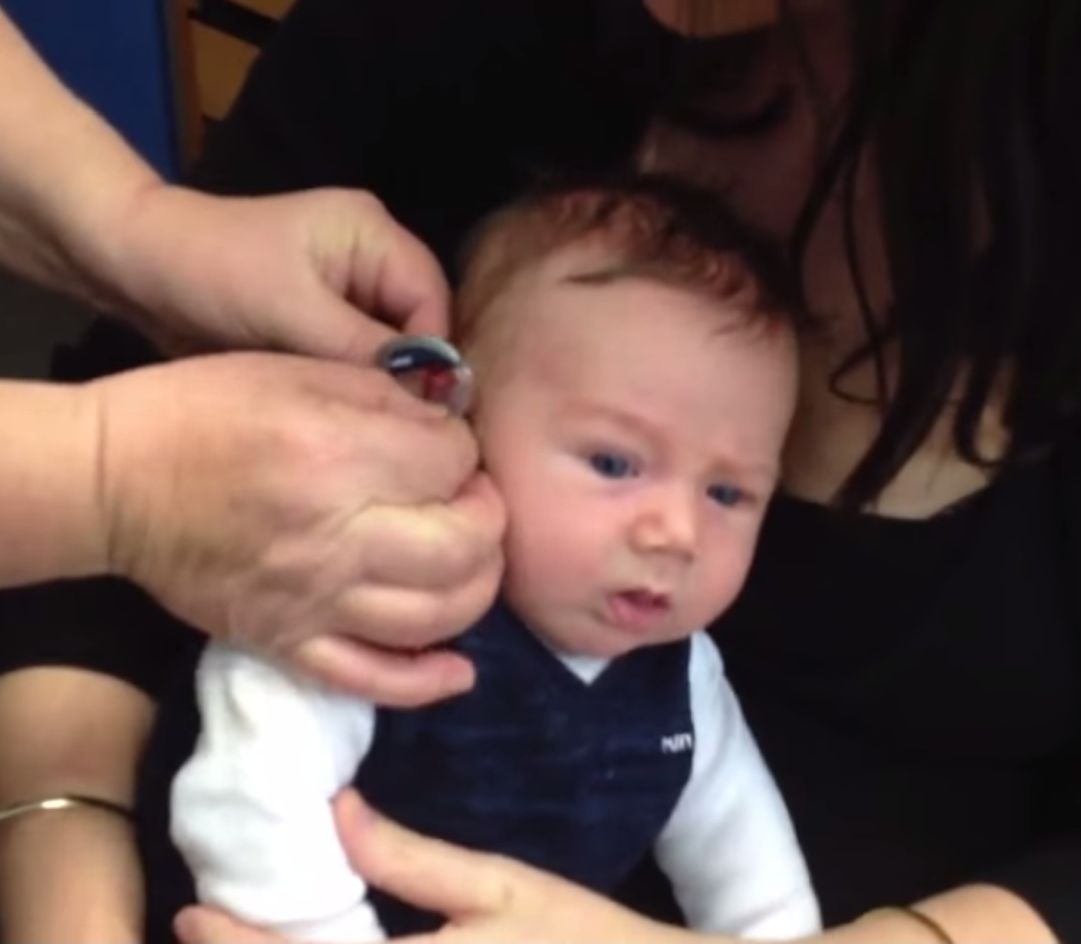 впервые услышал голос родителей, первый раз в жизни услышал голос мамы, Лаклан Ливер, Lachlan Lever, видео