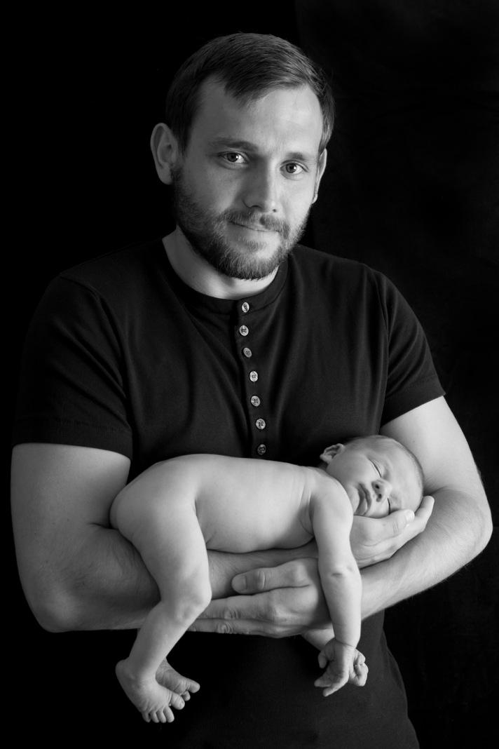 Отец и младенец. Фотосессия с малышом. Отец и малыш. Детям о папе. Новорожденный ребенок с папкой.