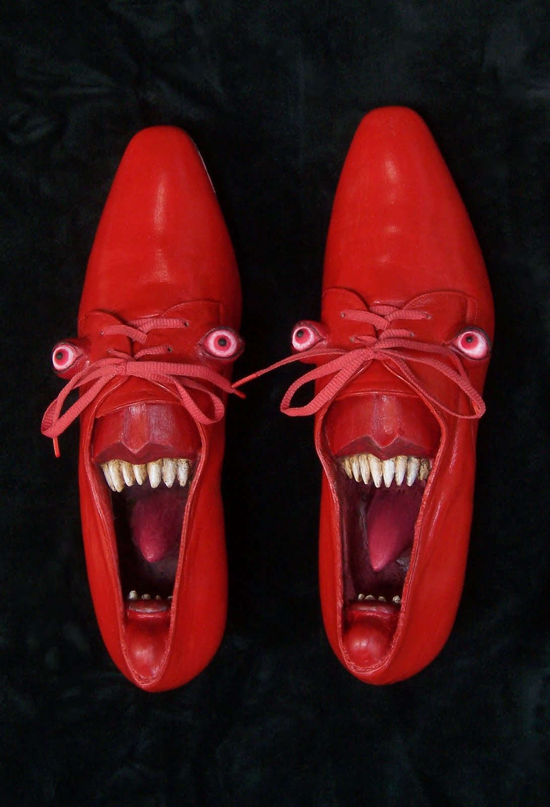 Ужасный подарок. Смешная обувь. Необычная обувь. Некрасивые ботинки. Смешные туфли.