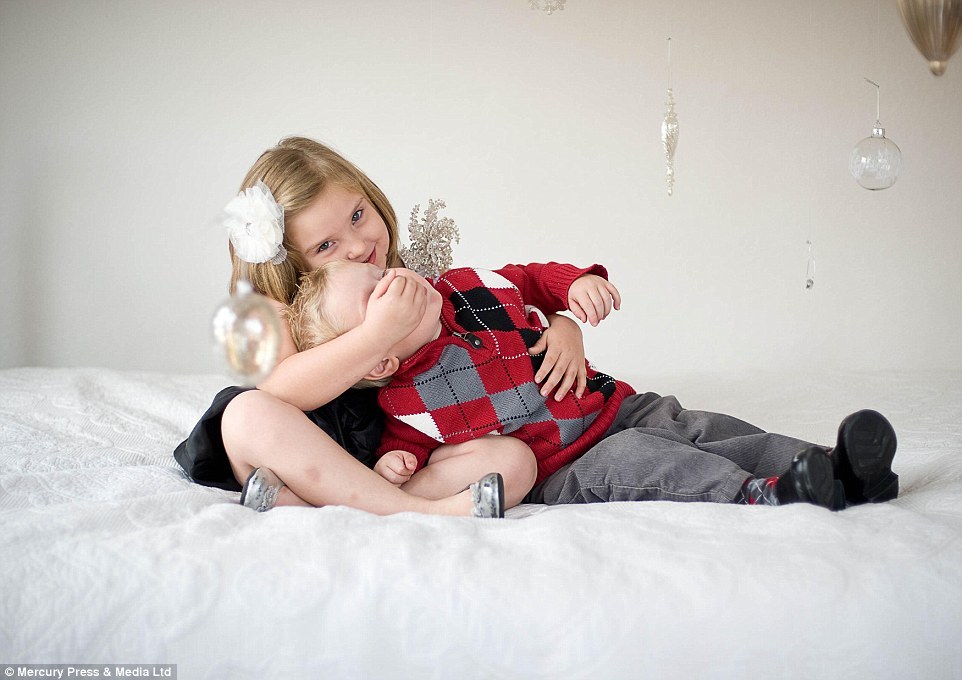 нелепые рождественские фотографии, смешные новогодние фотографии, нелепое фото Тони Блэра с женой Шери