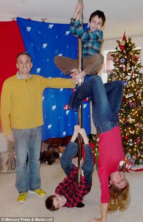 нелепые рождественские фотографии, смешные новогодние фотографии, нелепое фото Тони Блэра с женой Шери