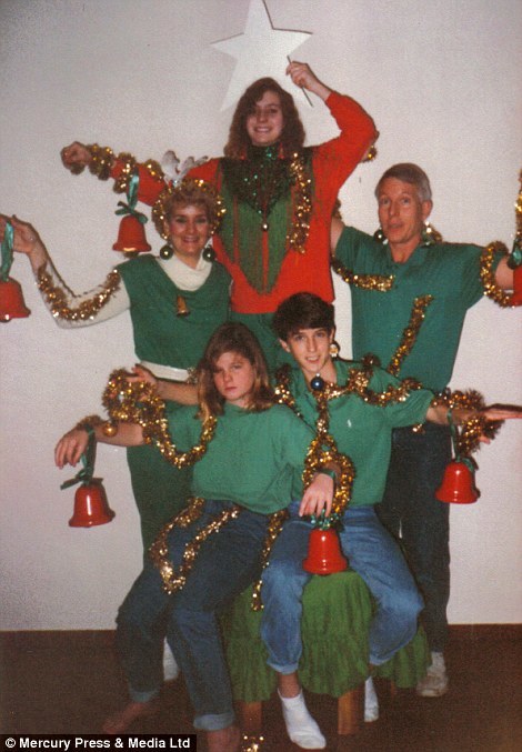 нелепые рождественские фотографии, смешные новогодние фотографии, нелепое фото Тони Блэра с женой Шери