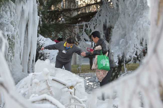 взрыв водопровода в Пекине, взрыв водопровода Пекин лед, Ледяная крепость Пекин прорвало водопровод