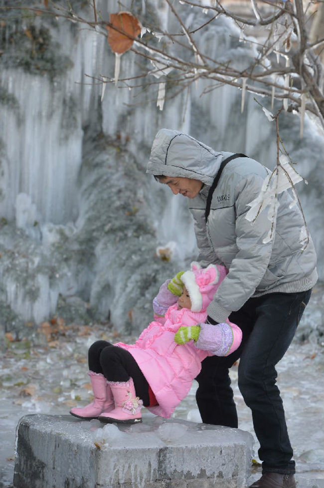 взрыв водопровода в Пекине, взрыв водопровода Пекин лед, Ледяная крепость Пекин прорвало водопровод