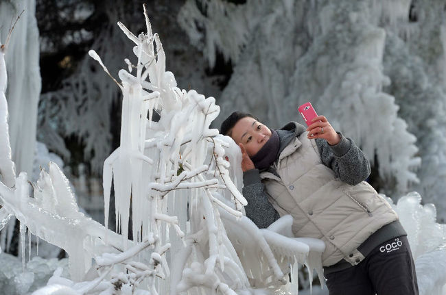 взрыв водопровода в Пекине, взрыв водопровода Пекин лед, Ледяная крепость Пекин прорвало водопровод