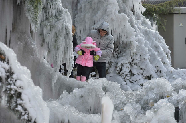 взрыв водопровода в Пекине, взрыв водопровода Пекин лед, Ледяная крепость Пекин прорвало водопровод