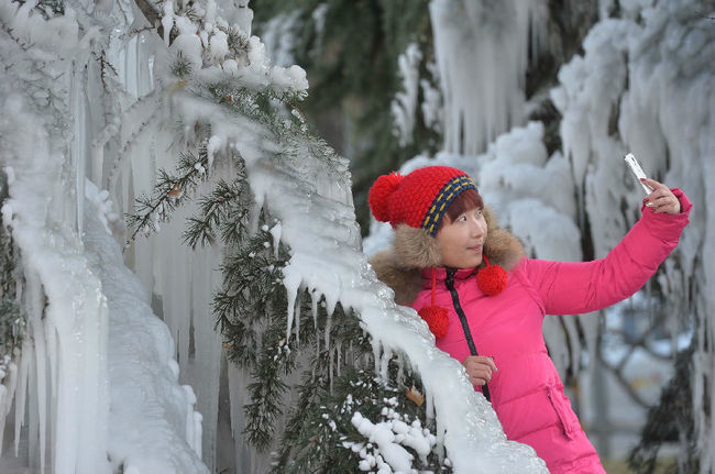взрыв водопровода в Пекине, взрыв водопровода Пекин лед, Ледяная крепость Пекин прорвало водопровод