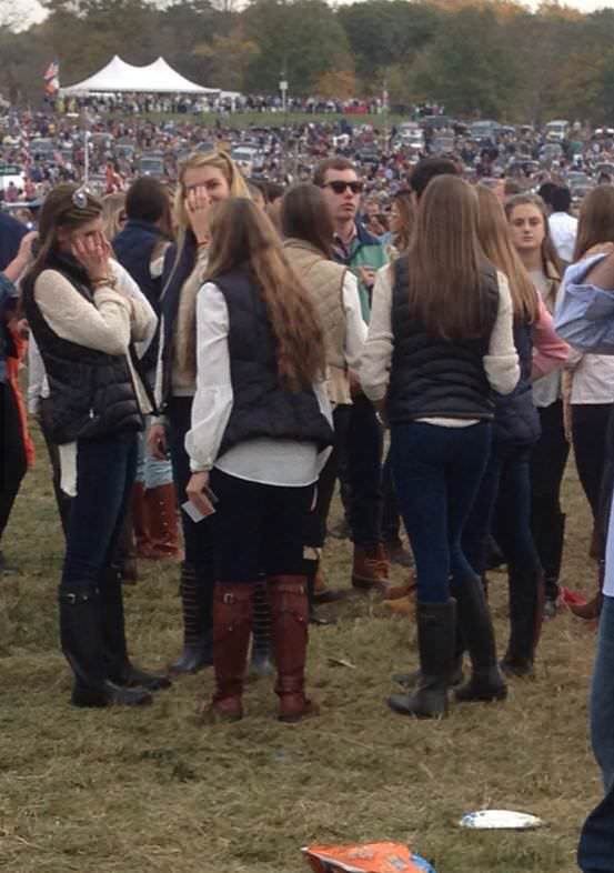 Повсюду клоны! Люди, случайно встретившие своих повсюду клоны, люди в одинаковой одежде, встретили двойников, одинаковое одетые