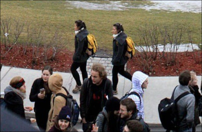 Повсюду клоны! Люди, случайно встретившие своих повсюду клоны, люди в одинаковой одежде, встретили двойников, одинаковое одетые