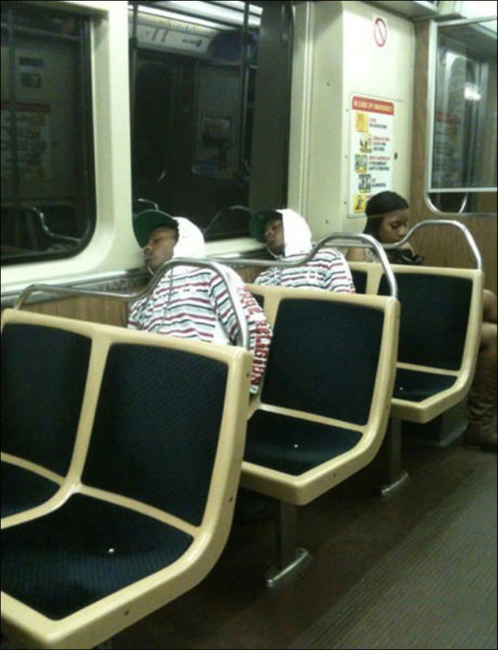 Повсюду клоны! Люди, случайно встретившие своих повсюду клоны, люди в одинаковой одежде, встретили двойников, одинаковое одетые