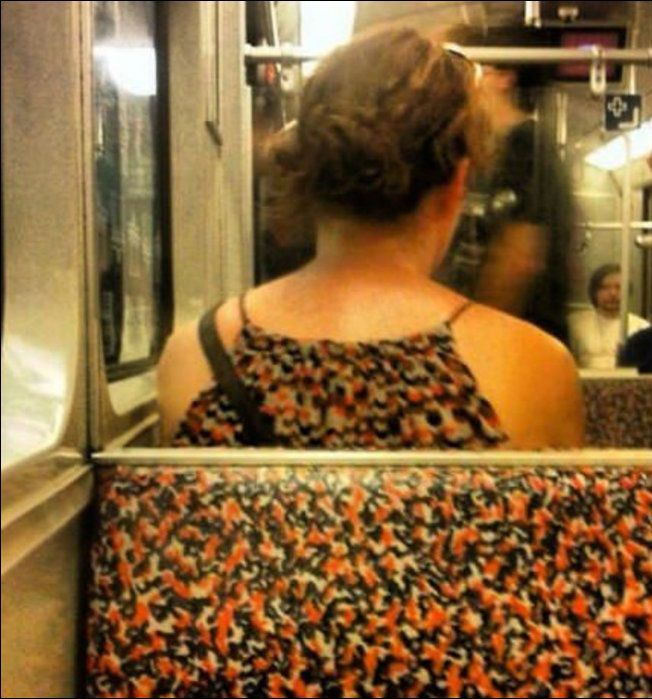 Повсюду клоны! Люди, случайно встретившие своих повсюду клоны, люди в одинаковой одежде, встретили двойников, одинаковое одетые