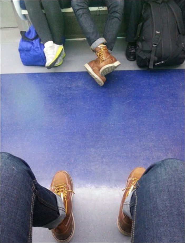 Повсюду клоны! Люди, случайно встретившие своих повсюду клоны, люди в одинаковой одежде, встретили двойников, одинаковое одетые