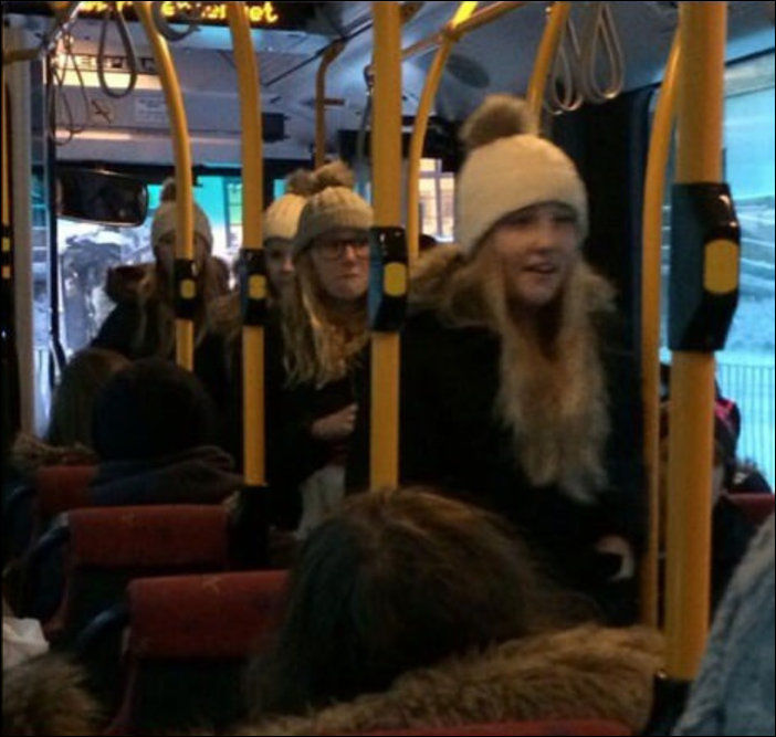 Повсюду клоны! Люди, случайно встретившие своих повсюду клоны, люди в одинаковой одежде, встретили двойников, одинаковое одетые