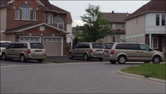 Повсюду клоны! Люди, случайно встретившие своих повсюду клоны, люди в одинаковой одежде, встретили двойников, одинаковое одетые